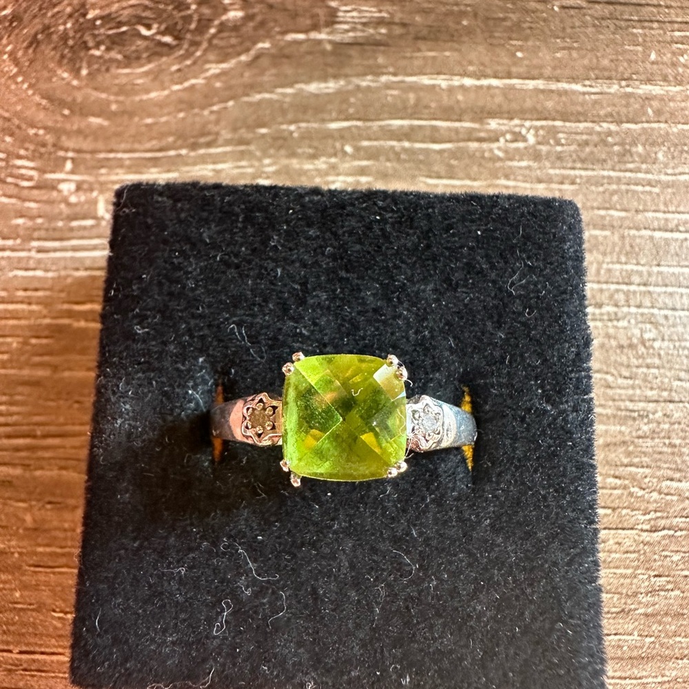 Vintage-style peridot ring cushion-cut flanked by small accent stones Size 9.5